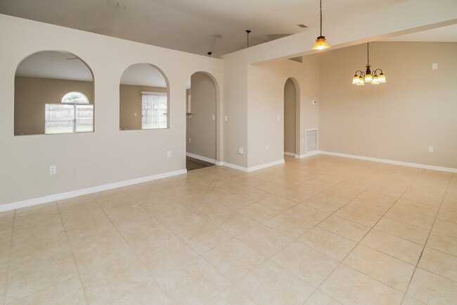 Building Photo - 816 Jarnac Dr