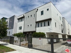 Building Photo - 5222 Satsuma Ave