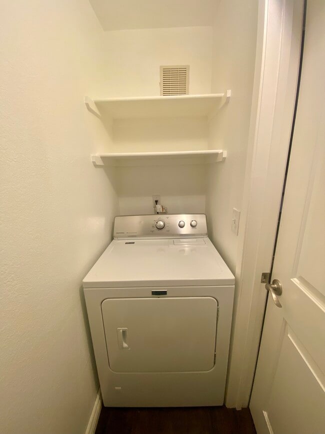 Building Photo - 950 Seven Hills Dr