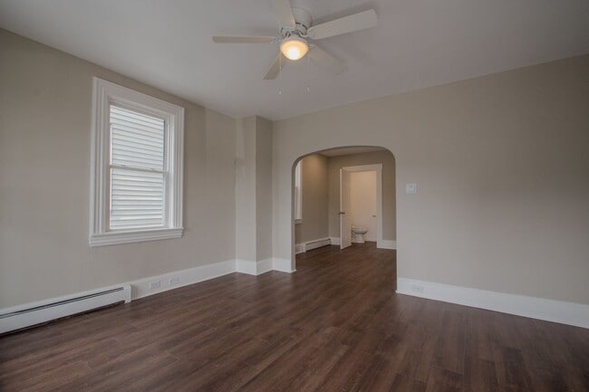 Building Photo - Newly Renovated 3 Bedroom 1.5 Bathroom Sla...