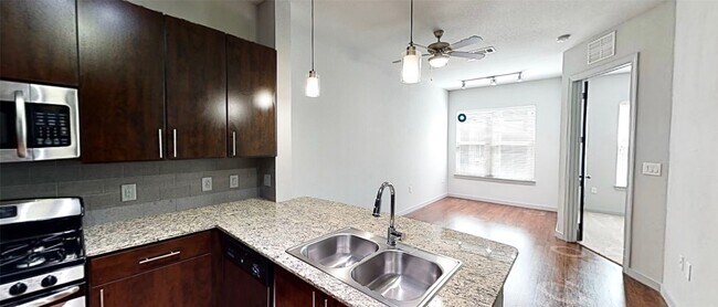 Foto del edificio - 2525 McCue Rd