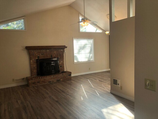 Foto del edificio - 3 bedroom 2 bathroom house in Thurston hills!