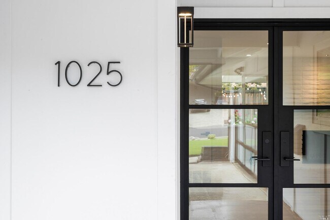 Building Photo - 1025 Calle Paseo
