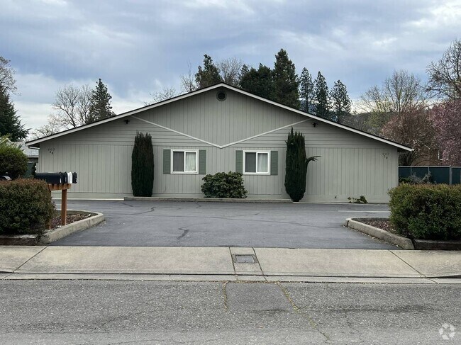 Building Photo - 907 SE 8th St