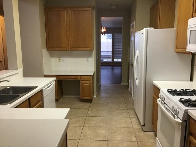 Building Photo - 4008 Double Oak Dr