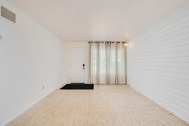 Building Photo - Cute Beachside Home in Daytona Beach Shores