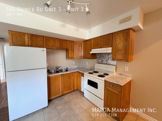 Building Photo - COZY 3 BEDROOM 1 BATH - WEST SANDWICH TOWN PLUS HYDRO & WATER!