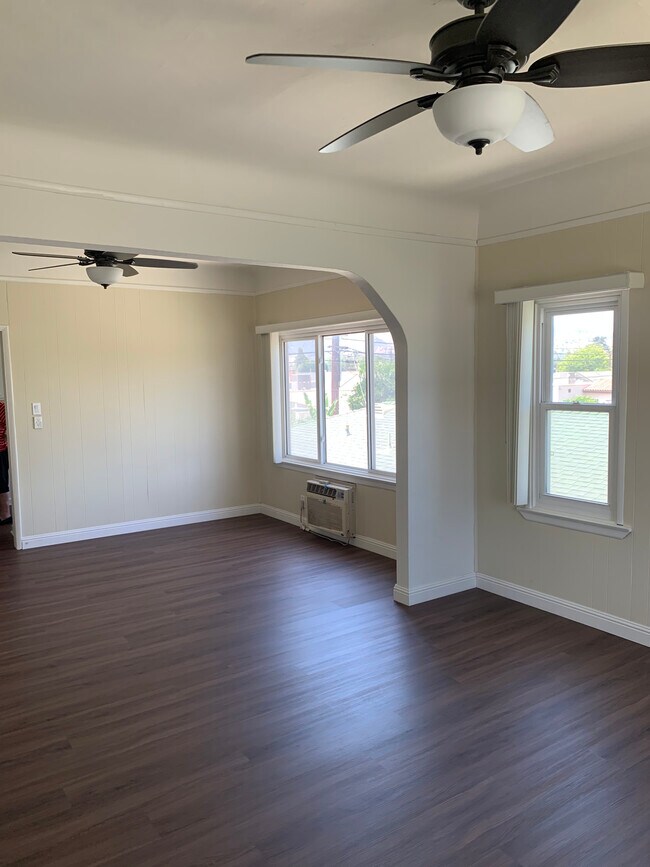 Building Photo - 802 W Glenoaks Blvd
