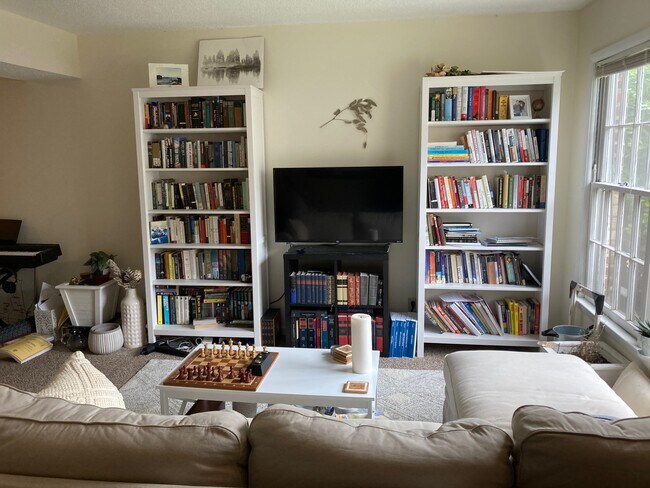 Living room - 2527 Hydraulic Rd
