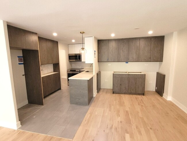 Building Photo - 227 E Walton Pl
