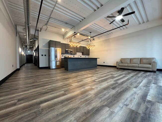 Foto del edificio - 200 W College Ave