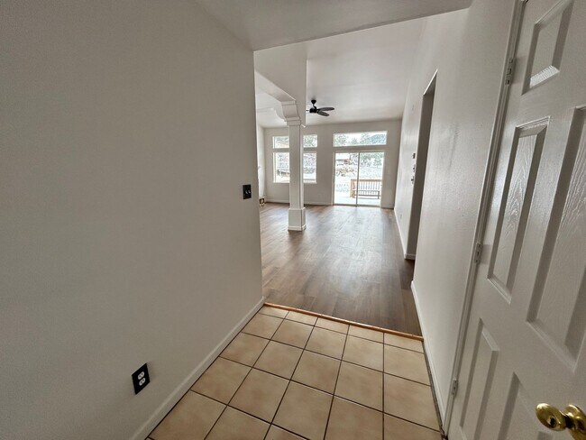 Foto del edificio - Recently Renovated Beautiful Forest Lakes Home - 3bd/ 2ba w/Attached Garage