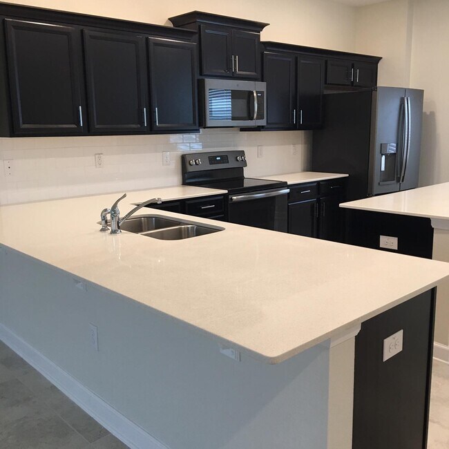 Kitchen - 10037 Memoir Ave