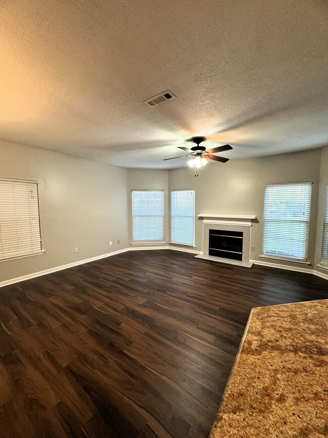 Building Photo - Move-In Special!! 1/2 Off First Month's Re...