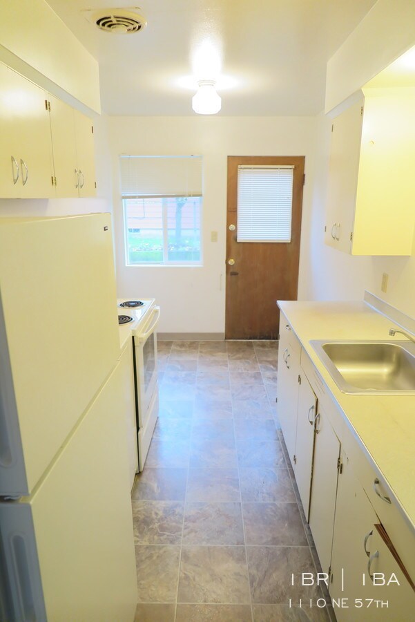 Building Photo - 1110 NE 57th Ave