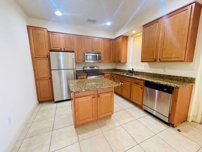 Building Photo - Spacious Two-Story Townhome-Bella Vista-2646 Bella Vista Dr Davenport FL 33897