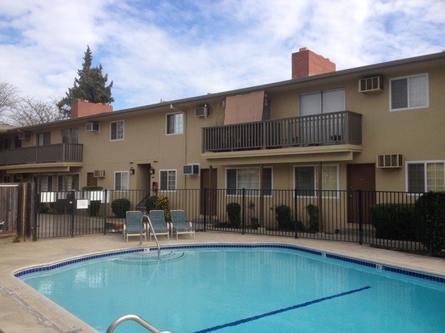 Piscina - Carmichael Court Apartments