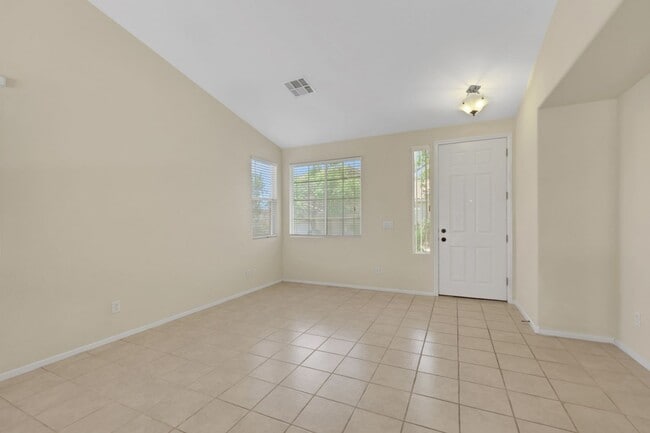 Foto del edificio - This beautifully updated 2-bedroom home is nestled in a gated community