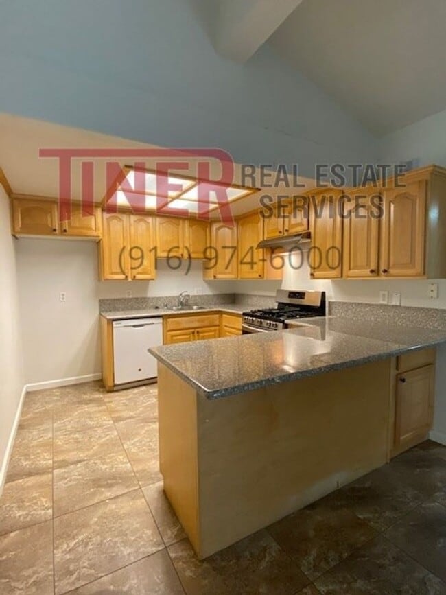 Building Photo - 2 Bedroom/2 Bathroom Duplex