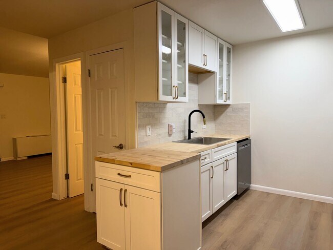 Foto del edificio - Freshly Fully Remodeled 2BD/1.5 BA Townhouse - Available NOW!