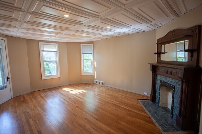 Foto del edificio - 1851 W 45th St