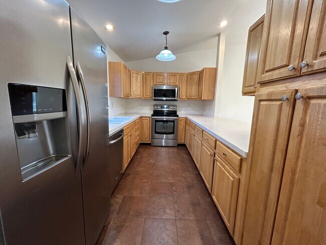 Building Photo - Bright & Updated Townhome in a Prime Fort ...