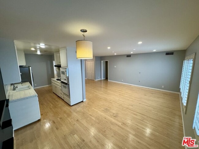 Foto del edificio - 1250 Kings Rd
