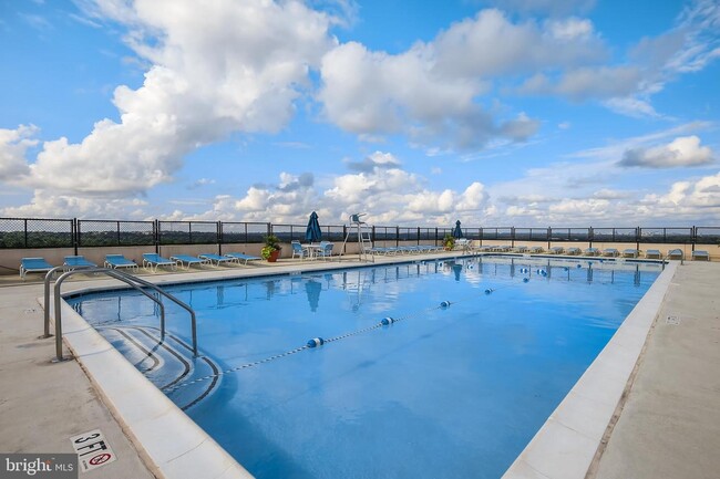 Piscina en la azotea. - 5500 Friendship Blvd