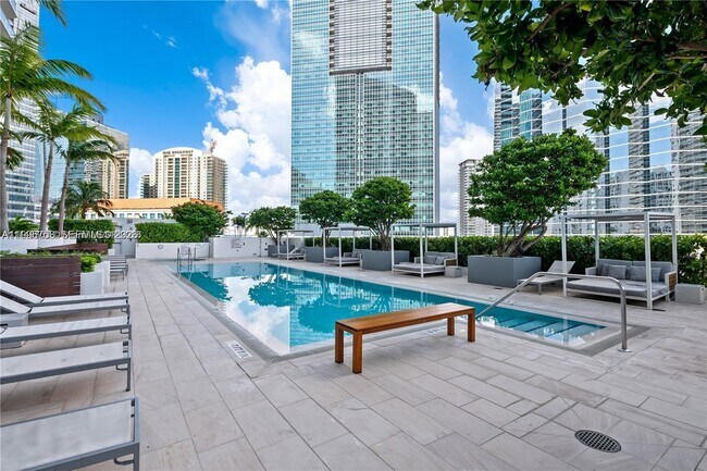 Foto del edificio - 1300 Brickell Bay Dr