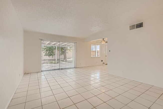 Building Photo - Single Story 3 bed, 2 bath!