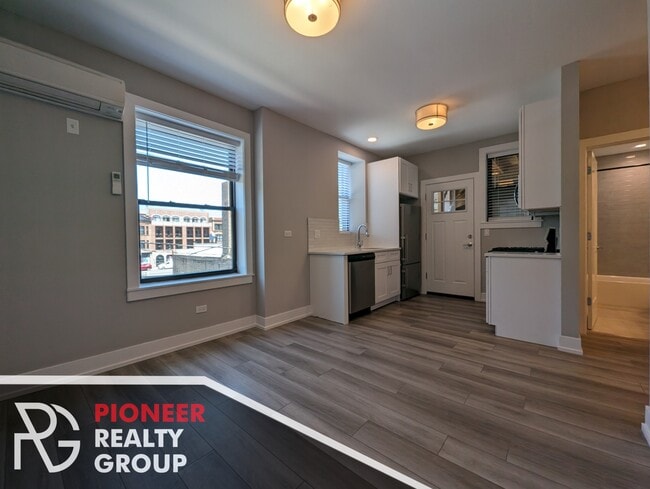 Building Photo - 3935 N Janssen Ave