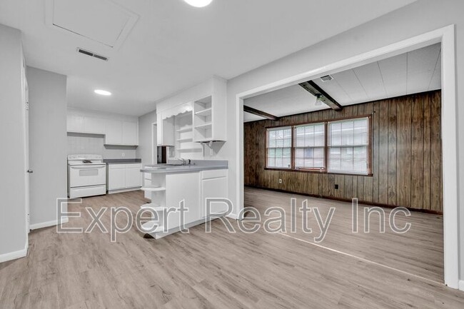 Building Photo - 905 Daniel Dr
