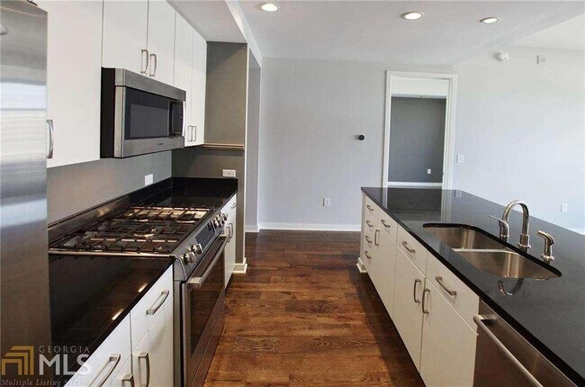 Building Photo - 565 Peachtree St NE