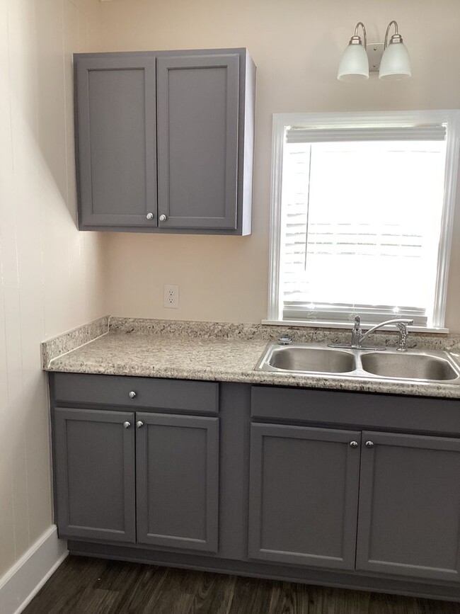 Foto del edificio - Three bedroom one and a half bath