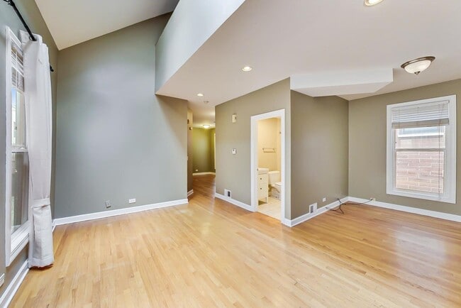 Building Photo - 2330 N Greenview Ave