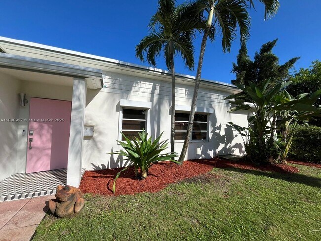 Foto del edificio - 3220 Poinsettia Ave
