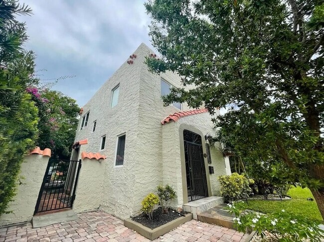 Building Photo - 523 28th St