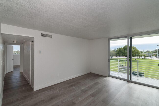 Foto del edificio - 12300 NE 4th Ave