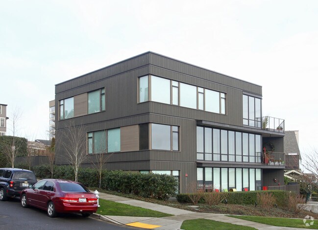 Primary Photo - 302 N Stadium Way