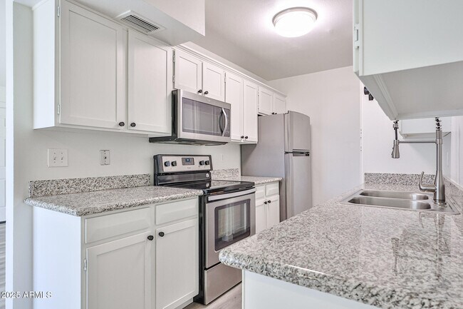 Foto del edificio - 6024 W Golden Ln