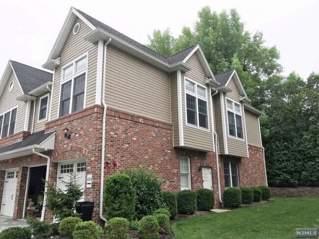 Building Photo - 12 Hemlock Lane