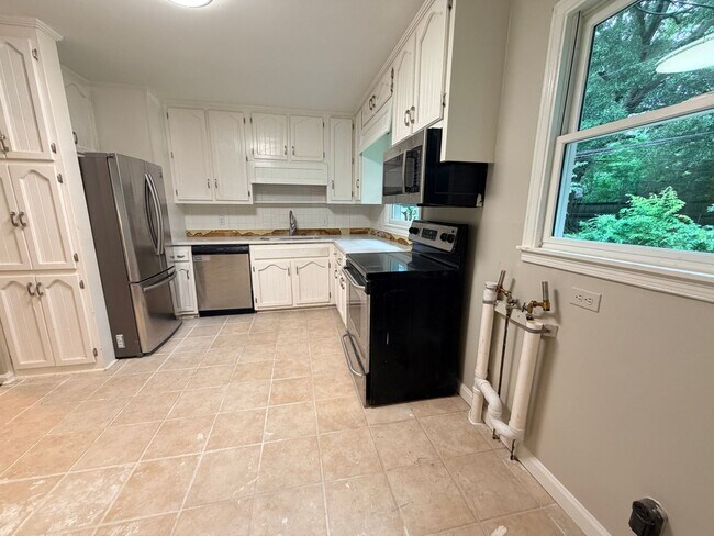 Foto del edificio - Fully Remodeled in the Heart of West Homewood - Welcome Home