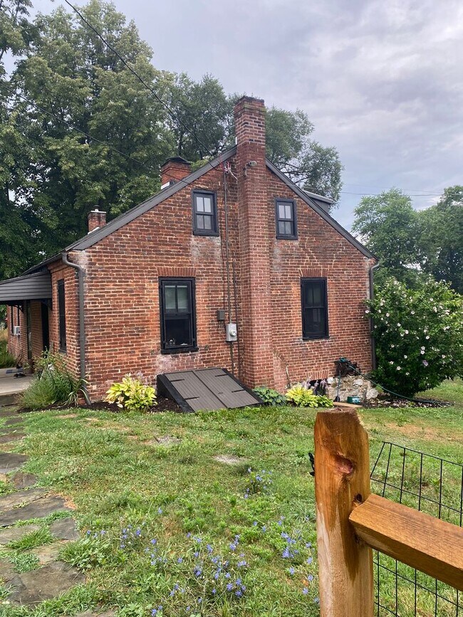 Foto del edificio - Available Now Charming 2-Bedrooms 2 Full B...