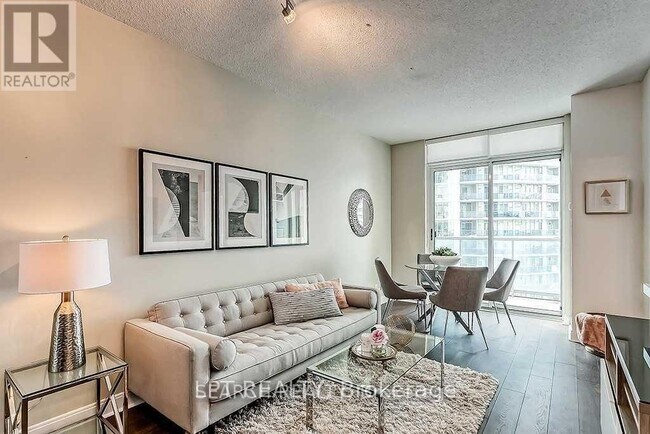 Photo du bâtiment - 90 Absolute Ave