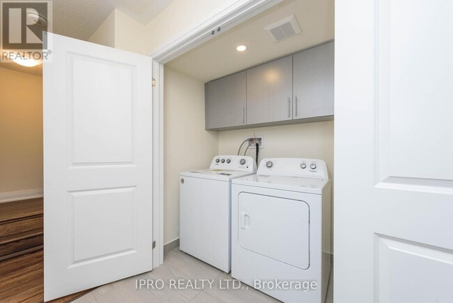 Building Photo - 2538 Littlefield Cres