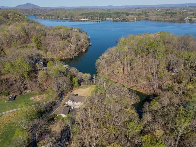 Building Photo - Lake House Paradise, 4 BR /  BA Available Now