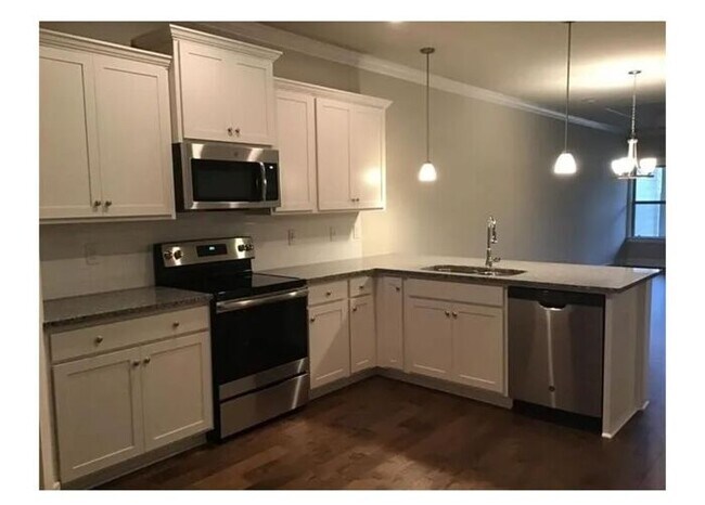Building Photo - Luxury Townhome in Prime Location
