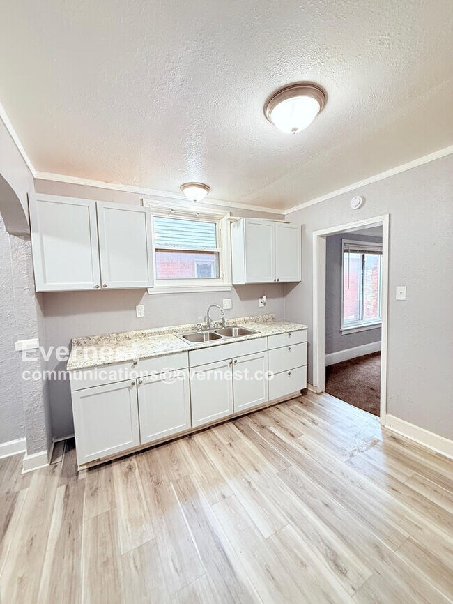Foto del edificio - 15101 Ward Ave