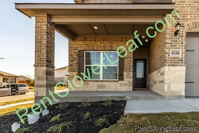 Building Photo - Two-story 5 Bed / 2.5 Bath