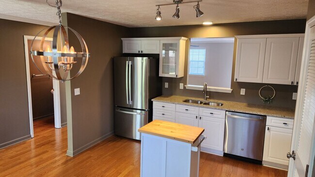 Foto del edificio - Updated, spacious townhome close to the in...